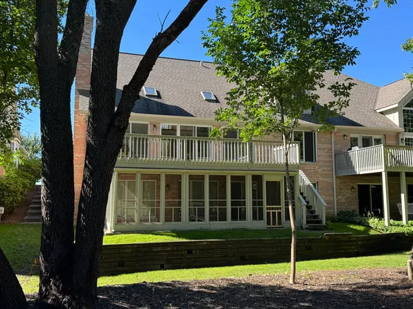 889 Wedgewood Dr, Crystal Lake, IL 60014
