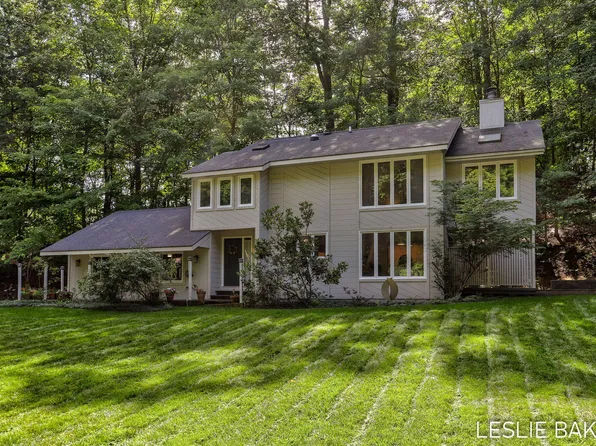 6654 Scenic Shores Dr, Holland, MI 49423
