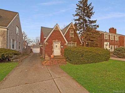 1768 Hampton Rd, Grosse Pointe Woods, MI, 48236