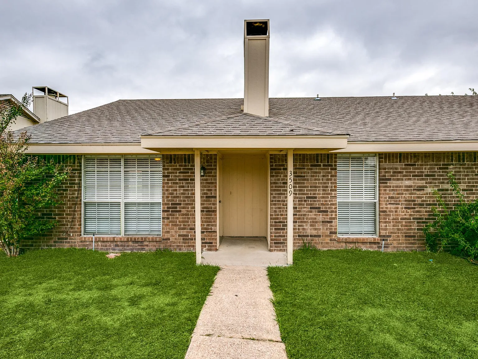 2 bed, 1.5 bath, 1045 sqft, $1,700 — Photo 1