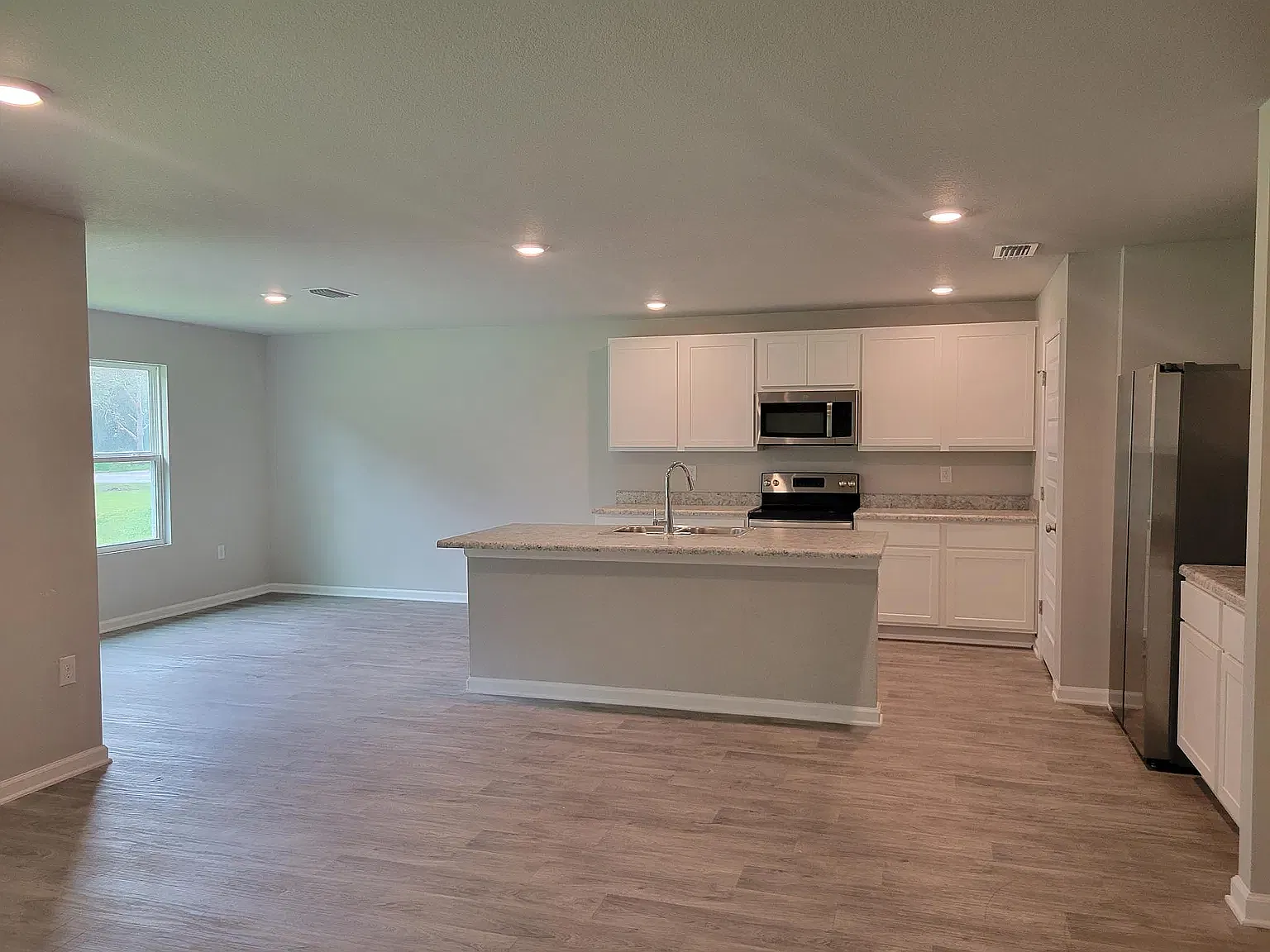 4 bed, 2276 sqft, $2,400 — Photo 4