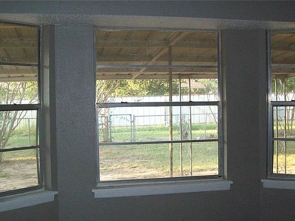 4th image of 2405 SE 10th St