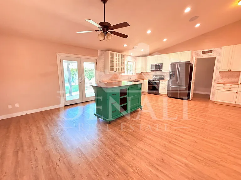 306 E Houston Ave — Photo 6