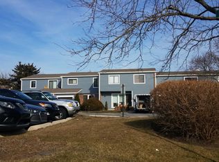 435 Maple Dr, Wheeling, IL 60090