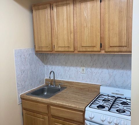 5th image of 215 E 110th St #4R