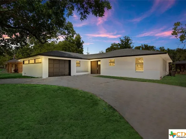 404 W Travis St, Holland, TX 76534