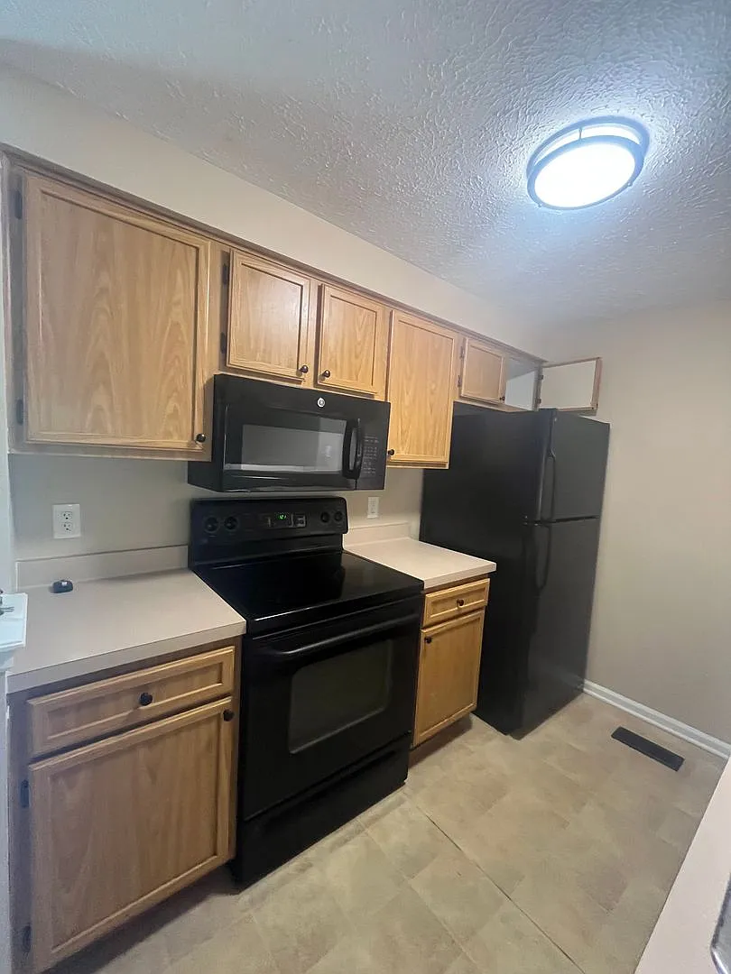 Move-in Ready 3 Bed Townhome in Sought After Fairport Area — Photo 2