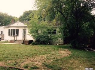 16 Merion Rd, Brentwood, NY 11717