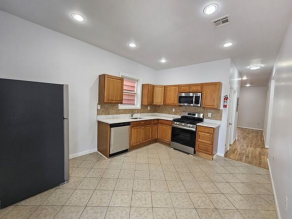 2nd image of 30 Cortland St #1