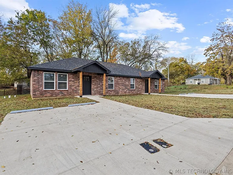 407 E Jones St — Photo 1