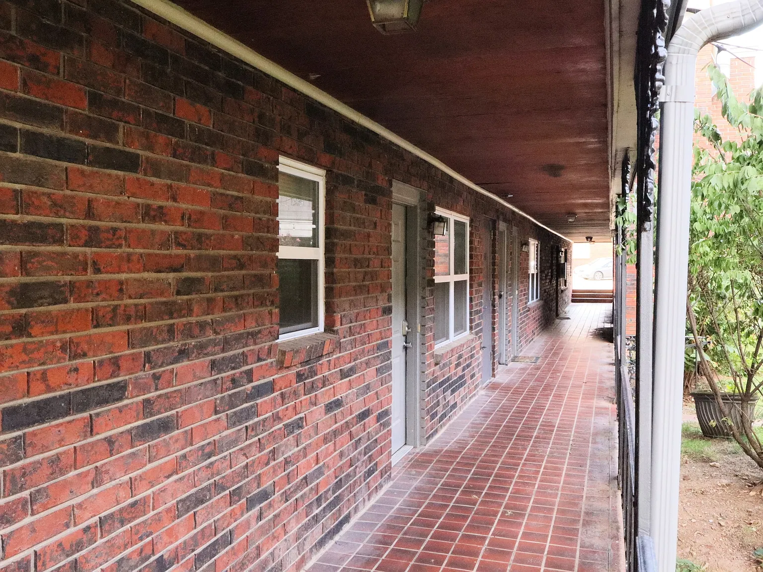 926-936 E Walnut St — Photo 4