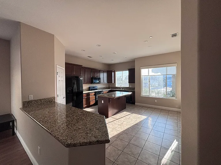 2096 Oleander Ave — Photo 12