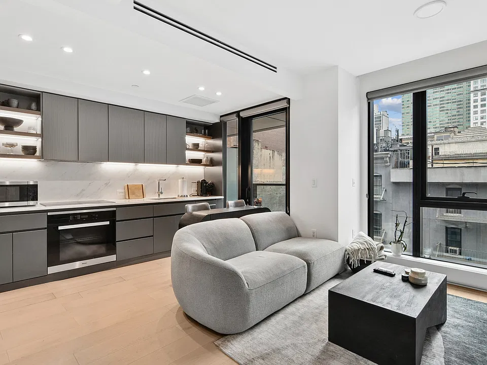 300 W 30th St #4B