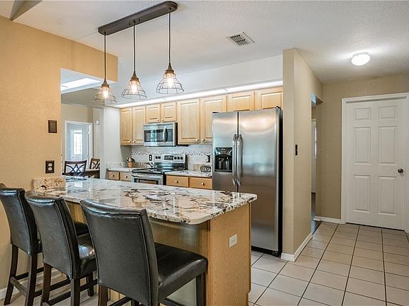 3rd image of 2261 Palmview Cir W