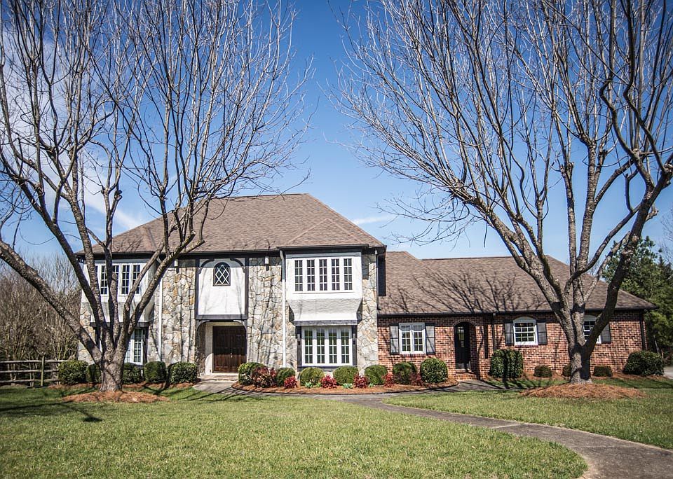 1st image of 1010 Robin Ln