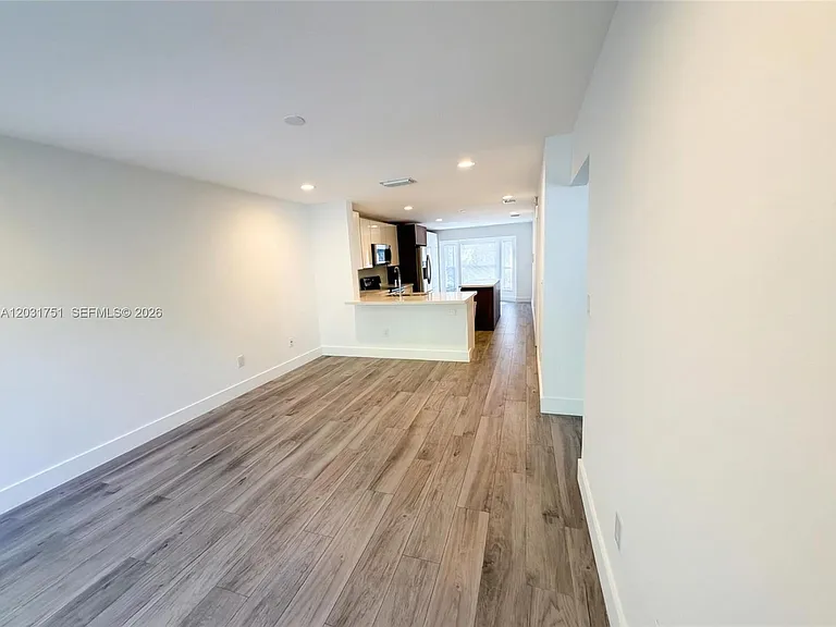 1145 W Lake St — Photo 10