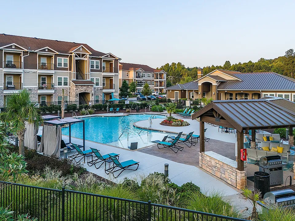 POINTE AT GREENVILLE APARTMENTS