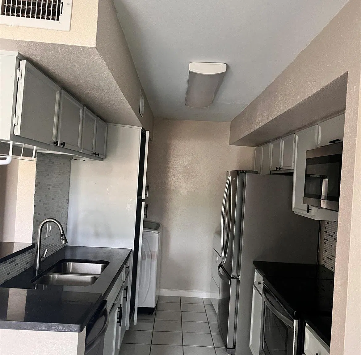 1 bed, 1.5 bath, 1029 sqft, $1,200 — Photo 1