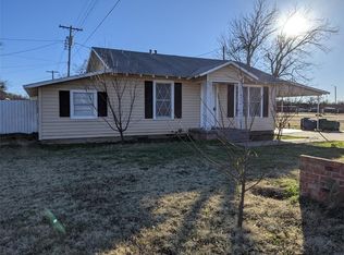 1112 Shawnee St, Graham, TX 76450