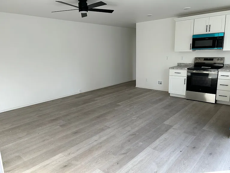 325 W Avenue F — Photo 3