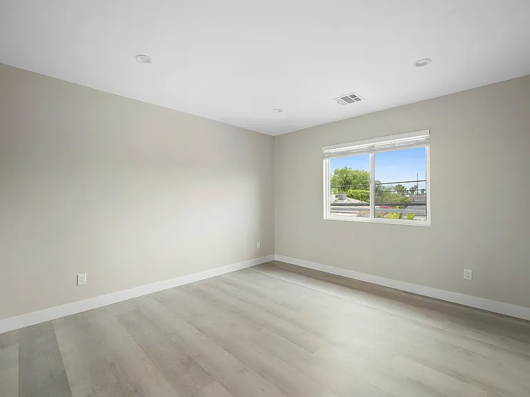 11217 Cohasset St — Photo 16