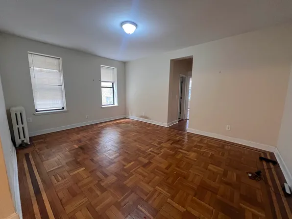 84-31 Van Wyck Expressway image 1 of 4