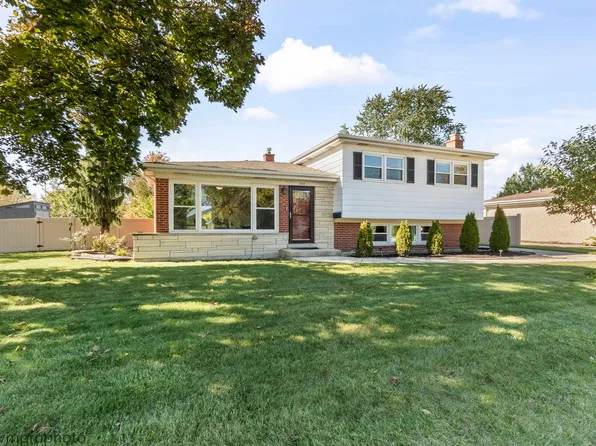 724 S Crestwood Ln, Mount Prospect, IL 60056