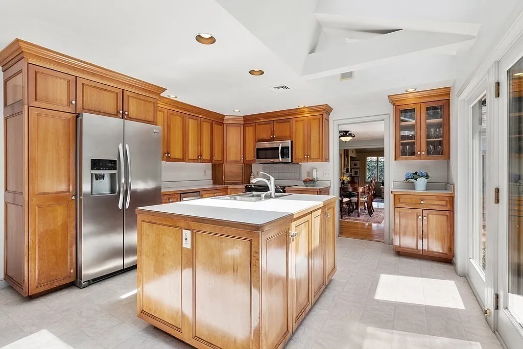 4 bed, 3.0 bath, 3650 sqft, $7,500 — Photo 4