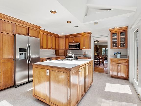4th image of 25 Forest Ridge Rd