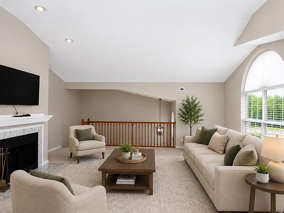 3rd image of 622 Grosse Pointe Cir