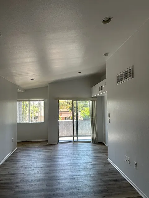 2 bed, 855 sqft, $2,600 — Photo 3