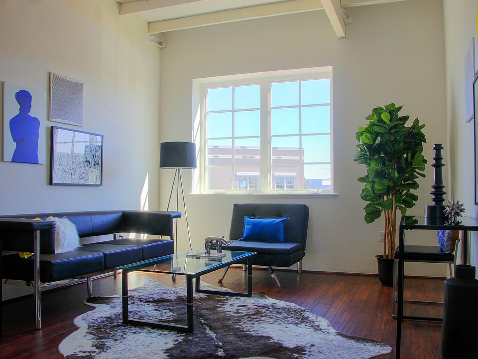 Living Room - Huge windows