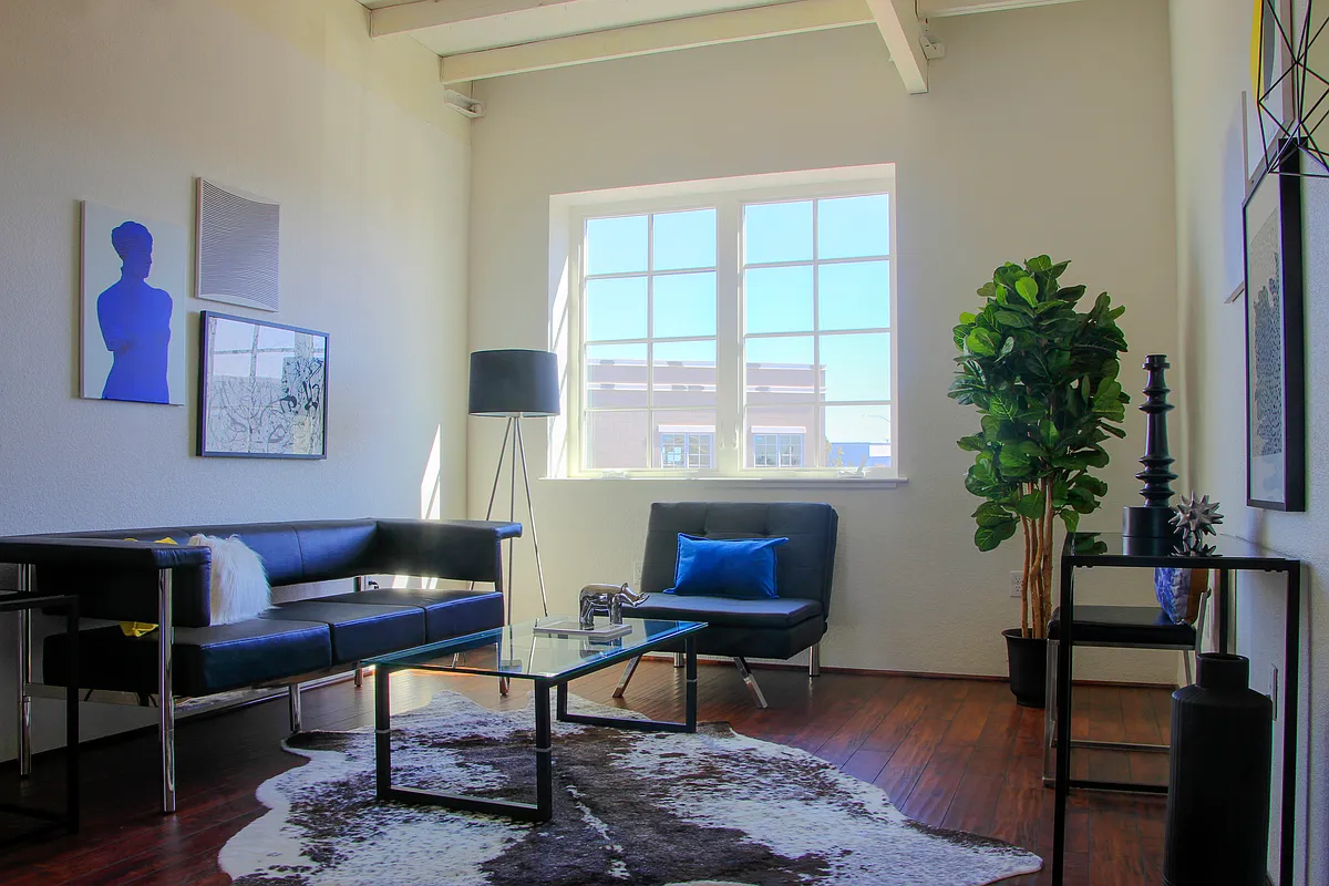 Living Room - Huge windows - Artisan Cove