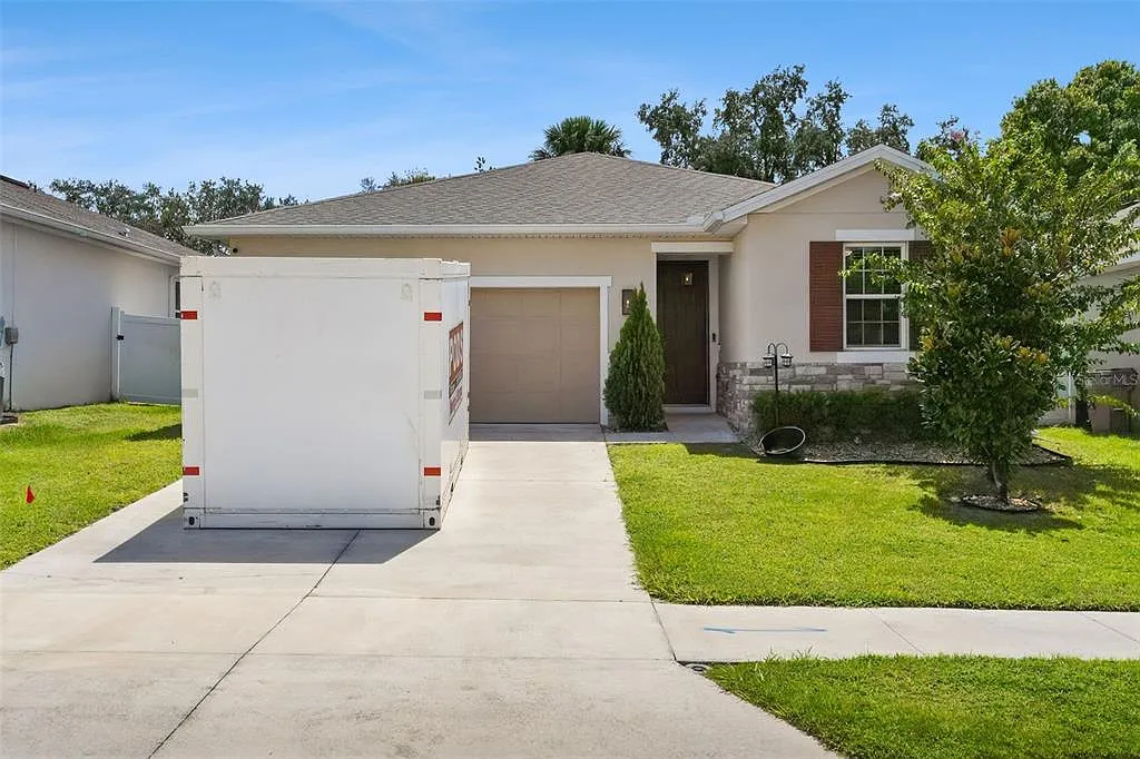 3 bed, 2.0 bath, 1725 sqft, $2,050 — Photo 1