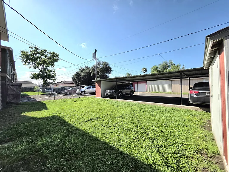 2421 Vine Ave #C — Photo 19
