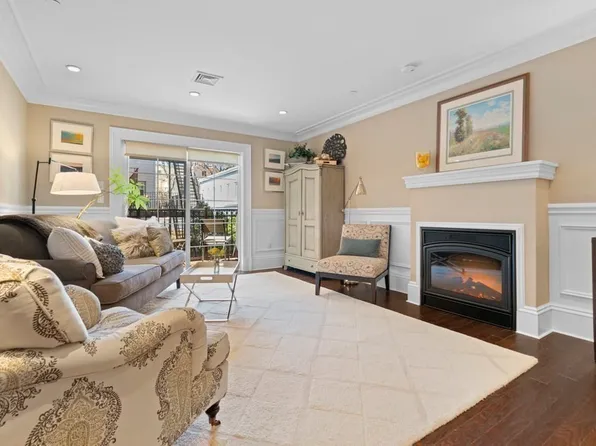 606 E 4th St Unit 203, South Boston, MA 02127