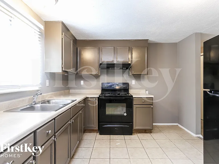 910 Woodlark Dr — Photo 5