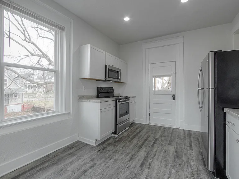 3226 E 11th St #B — Photo 10