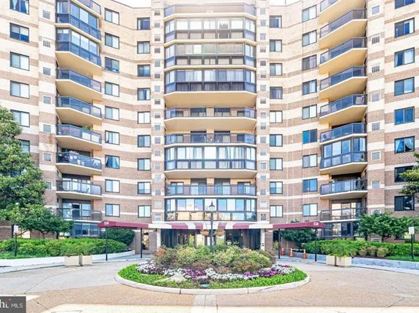 8340 Greensboro Dr APT 207, Mc Lean, VA 22102