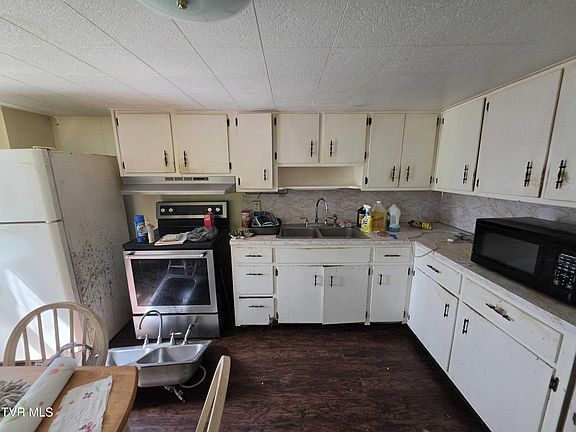3rd image of 1043 W Jackson St