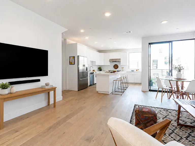 2172 Clifford St — Photo 10