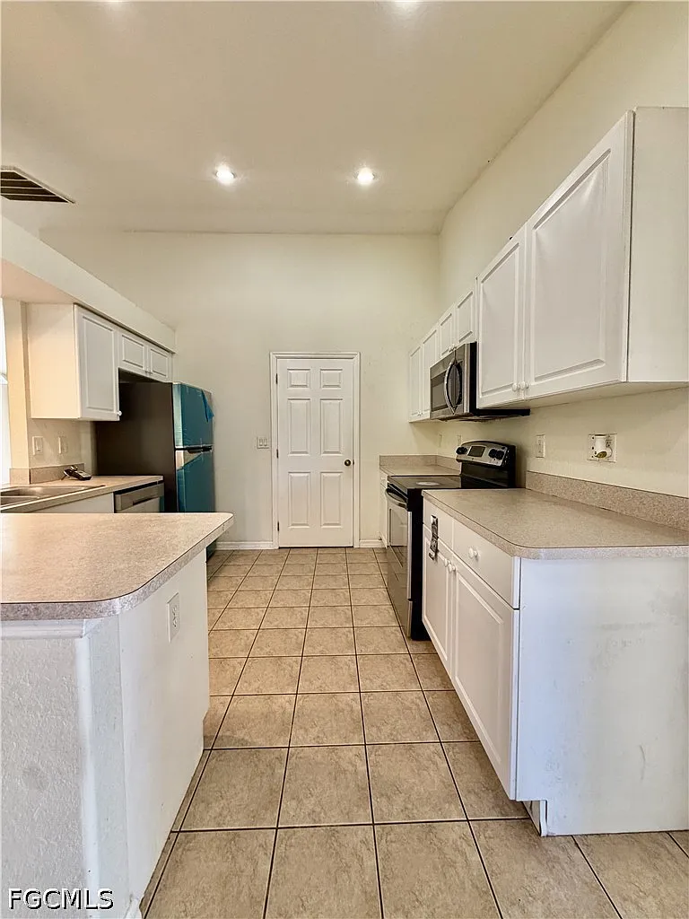3 bed, 2.0 bath, 1704 sqft, $1,900 — Photo 4