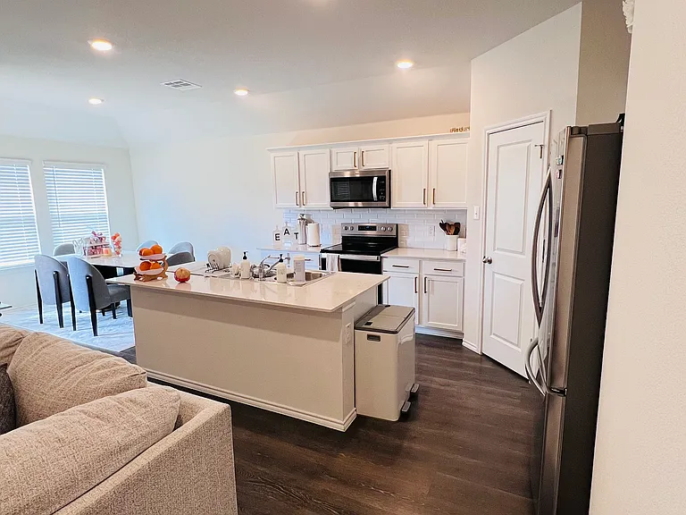 724 Glover Dr — Photo 3