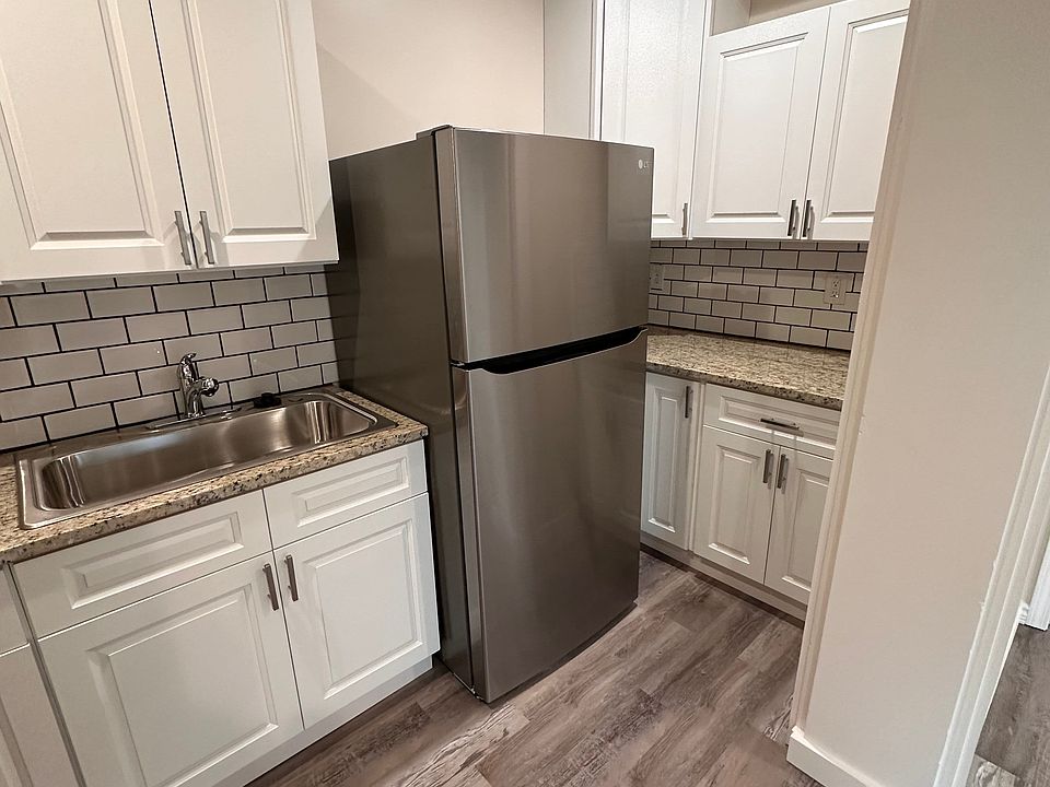 Kitchen - soft-close cabinets and granite counters