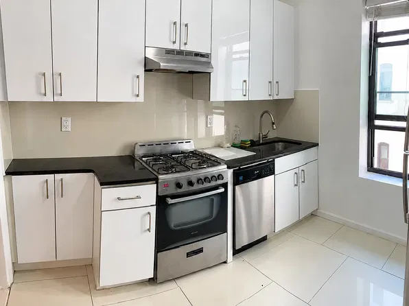 3120 32nd St APT 2C, Astoria, NY 11106