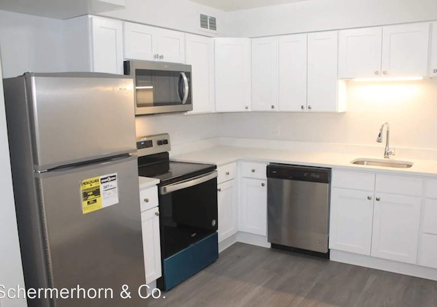 352 - *Sharff Apartments* — Photo 4