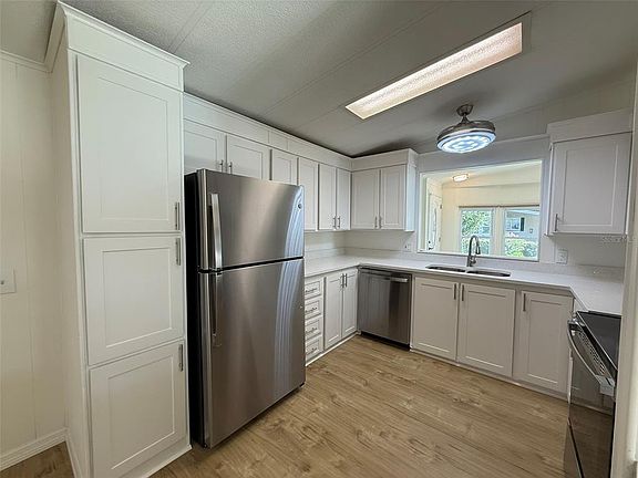5th image of 130 CLUBVIEW DRIVE #2