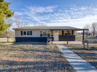 903 E Cross Rd, Dandridge, TN 37725