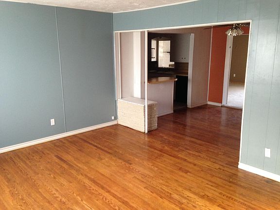 4th image of 831 SW 52nd St