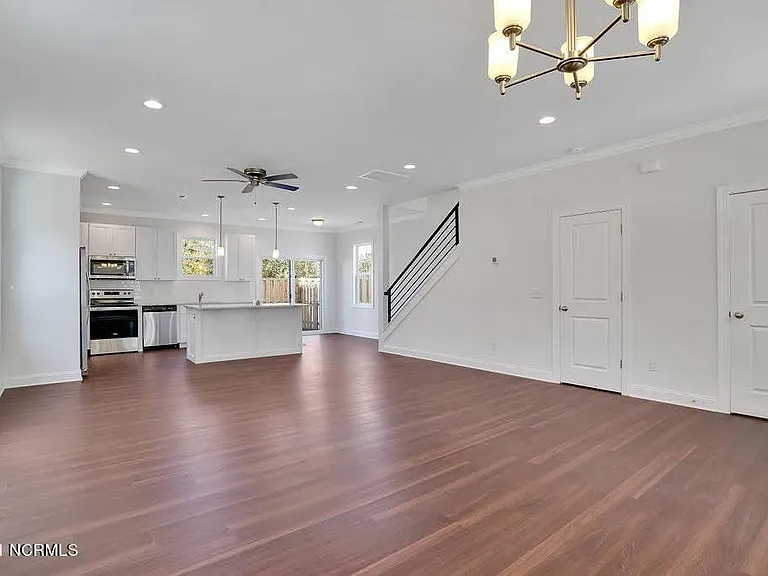 1007 Campbell St — Photo 5